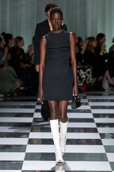 Look 64